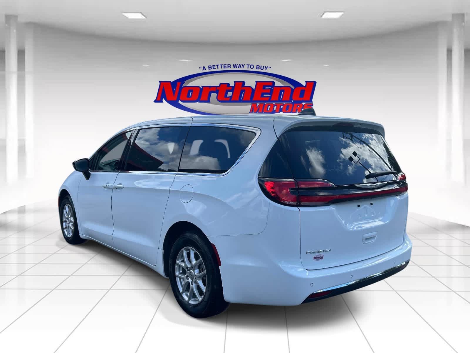 Used 2024 Chrysler Pacifica Touring-L FWD image 5