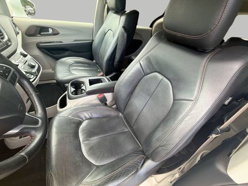 Used 2018 Chrysler Pacifica Touring-L Plus FWD image 23