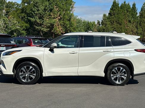 Used 2020 Toyota Highlander XLE AWD/4WD image 7