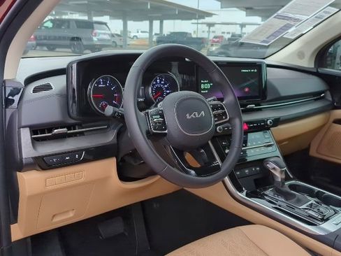 Used 2024 Kia Carnival EX image 4