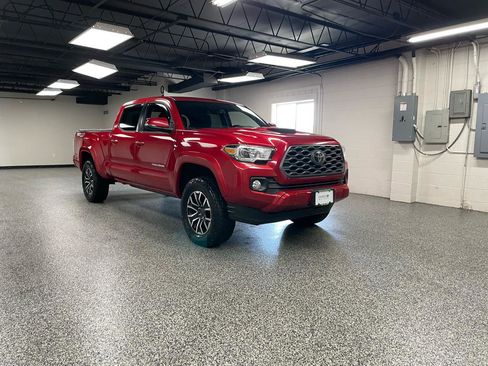 Used 2020 Toyota Tacoma TRD Sport w/ Technology Package AWD/4WD image 3