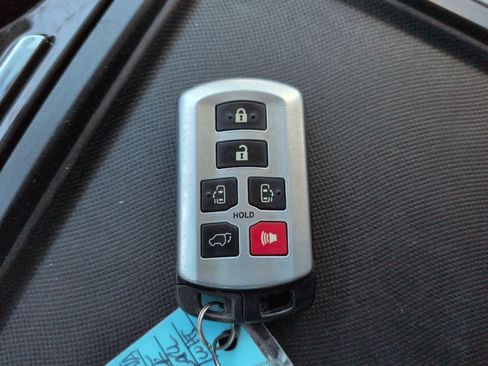 Used 2019 Toyota Sienna XLE FWD image 29