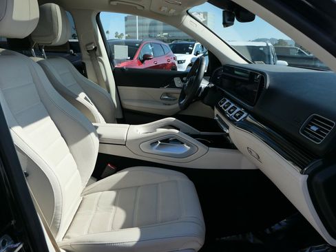 Used 2024 Mercedes-Benz GLS 580 4MATIC image 32