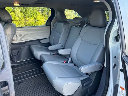 Used 2024 Toyota Sienna XLE FWD image 14