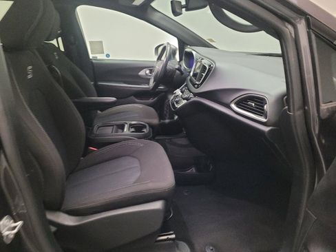 Used 2020 Chrysler Pacifica Touring w/ S Appearance Package FWD image 21