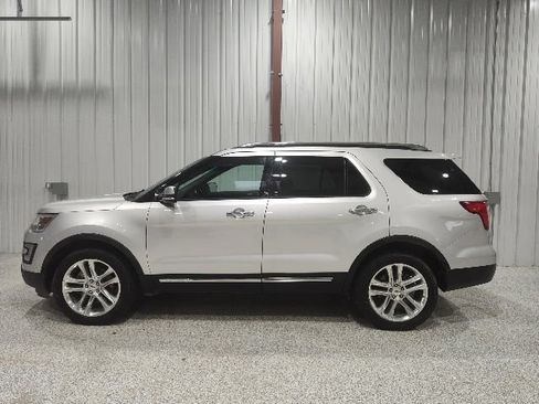 Used 2017 Ford Explorer Limited w/ Equipment Group 301A AWD/4WD image 9