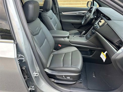 New 2025 Cadillac XT6 Luxury image 9
