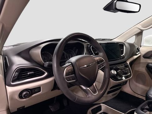 Used 2022 Chrysler Pacifica Touring-L FWD image 8