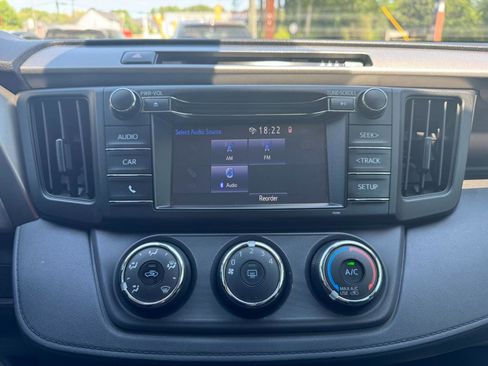 Used 2018 Toyota RAV4 LE FWD image 17