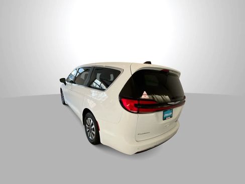Used 2023 Chrysler Pacifica Touring-L FWD image 6