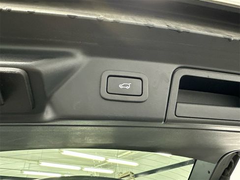 Used 2018 Land Rover Range Rover Velar R-Dynamic SE image 21