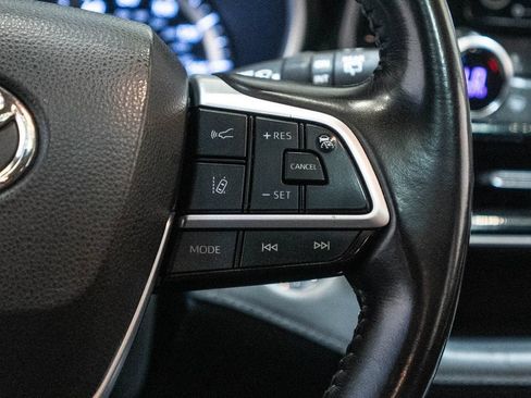 Used 2022 Toyota Highlander XLE AWD/4WD image 19