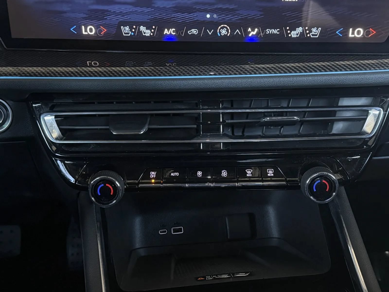 Used 2025 Chevrolet Traverse High Country w/ LPO, Floor Liner Package AWD/4WD image 39