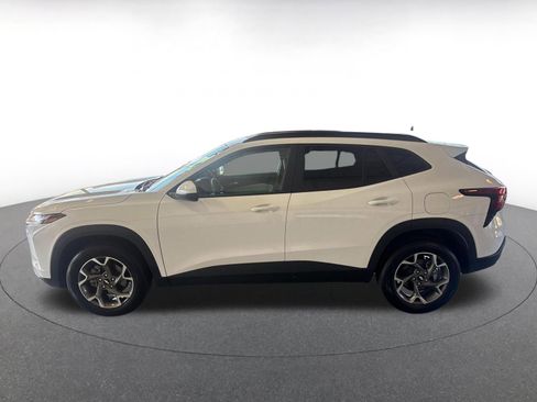 Used 2025 Chevrolet Trax LT w/ LT Convenience Package FWD image 10