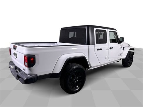 Used 2023 Jeep Gladiator Overland image 8