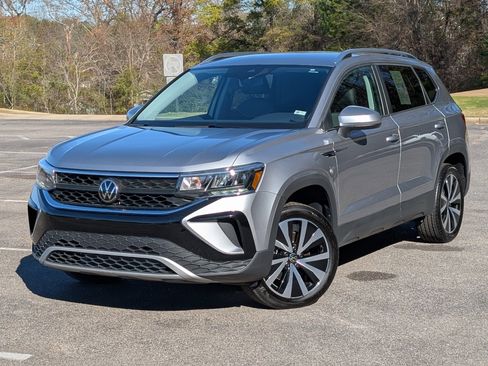 Used 2024 Volkswagen Taos SE image 4