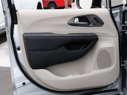 Used 2024 Chrysler Pacifica Touring-L image 17