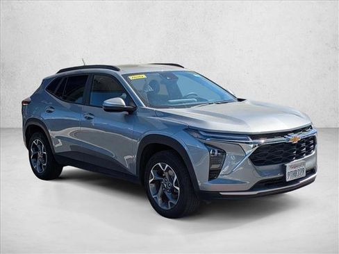 Used 2025 Chevrolet Trax LT image 3