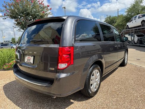 Used 2018 Dodge Grand Caravan SE w/ UConnect Hands-Free Group FWD image 9