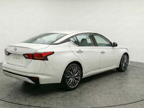 Used 2025 Nissan Altima 2.5 SV FWD image 9