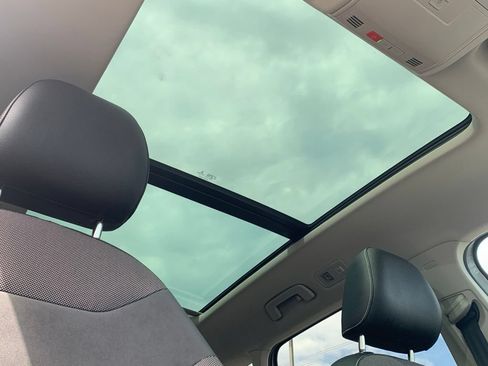 Used 2022 Volkswagen Taos SE w/ Panoramic Sunroof Package FWD image 30