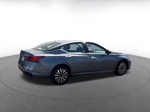 Used 2025 Nissan Altima 2.5 SV FWD image 12