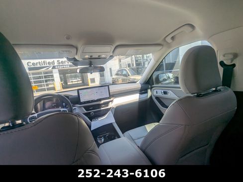 Used 2025 Ford Explorer Active w/ Active Comfort Package RWD image 11