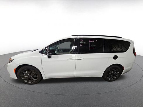 Used 2025 Chrysler Pacifica Limited image 4