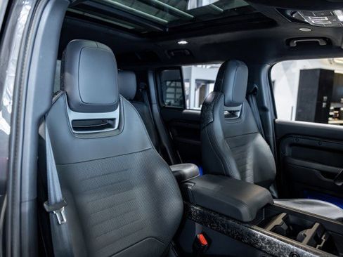 Used 2025 Land Rover Defender 110 image 46