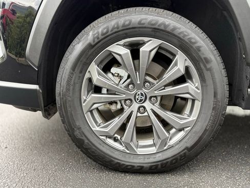 Used 2022 Toyota RAV4 XLE Premium AWD/4WD image 9