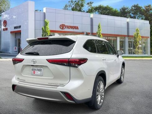 Used 2023 Toyota Highlander Platinum AWD/4WD image 6