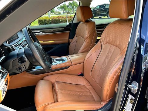 Used 2019 BMW 750i image 8