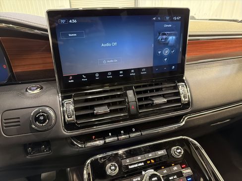 Used 2023 Lincoln Navigator Reserve image 19