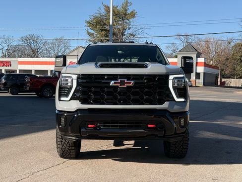 Used 2024 Chevrolet Silverado 2500 ZR2 w/ Technology Package image 4