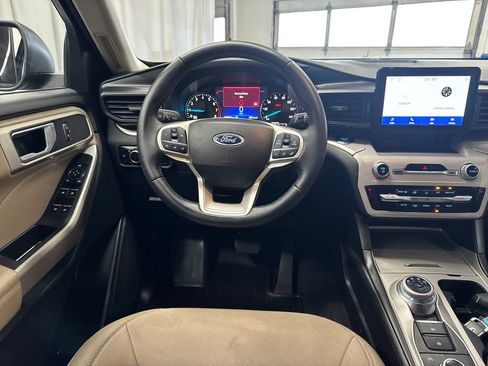 Used 2023 Ford Explorer XLT AWD/4WD image 13