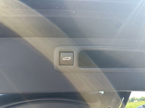 Used 2023 Toyota Highlander LE AWD/4WD image 32