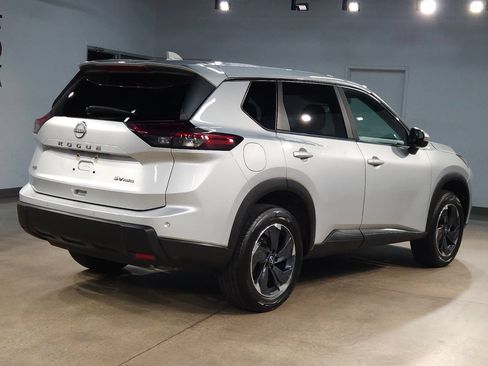 Used 2024 Nissan Rogue SV AWD/4WD image 7