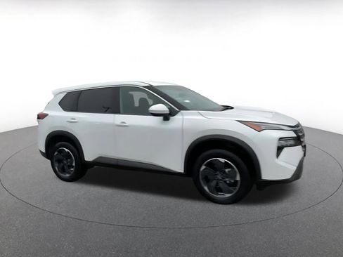 Used 2025 Nissan Rogue SV image 2