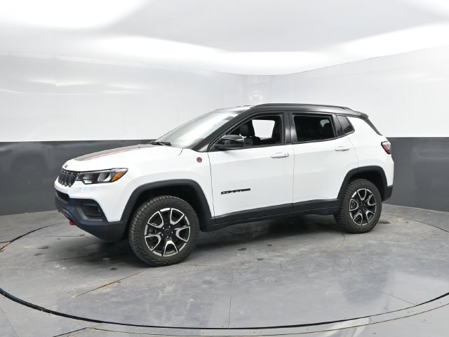 Used 2025 Jeep Compass Trailhawk AWD/4WD image 7