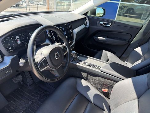 Used 2018 Volvo XC60 T6 Momentum w/ Convenience Package image 19