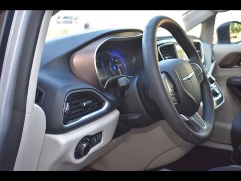 Used 2021 Chrysler Voyager LX FWD image 13