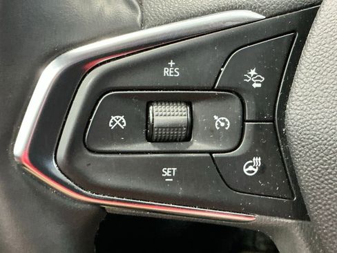 Used 2025 Chevrolet Trax LT w/ LT Convenience Package FWD image 19