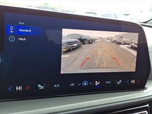 Used 2025 Chevrolet Traverse LT image 13