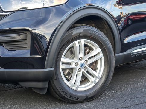 Certified 2021 Ford Explorer XLT RWD image 3