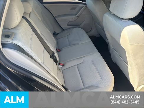 Used 2017 Volkswagen Golf SE image 19