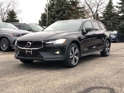 Used 2025 Volvo V60 B5 Cross Country Plus image 3
