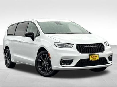 New 2026 Chrysler Pacifica Select
