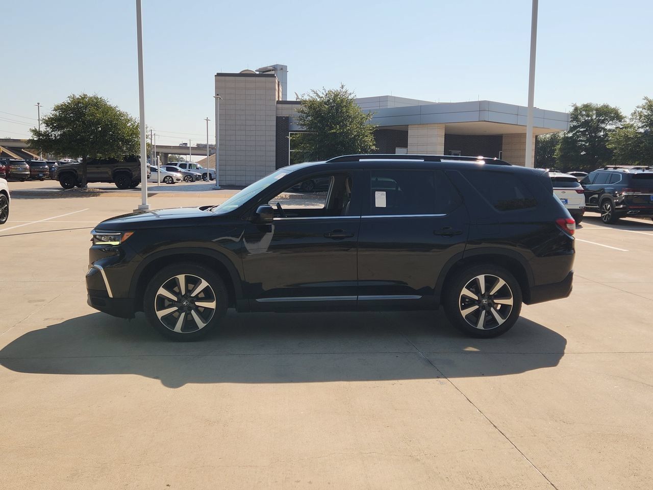 Used 2023 Honda Pilot Elite image 4