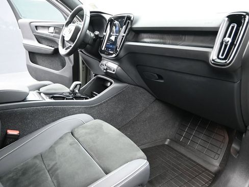 Used 2023 Volvo XC40 Recharge Ultimate image 22
