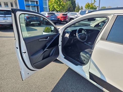 Certified 2024 Kia Niro Wind w/ Wind Preserve Package FWD image 19